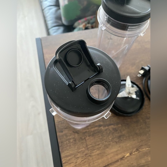 Ninja Fit Blender + 2 cups + 2 sipping lids - Picture 2 of 8